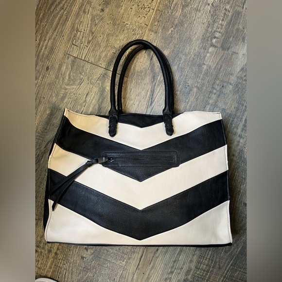 COPY - Steve Madden - Picture 3 of 6